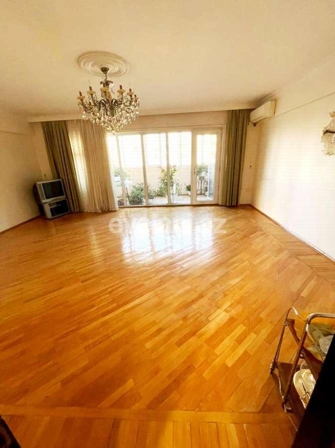 Satılır, köhnə tikili, 3 otaqlı, 100 m², Elmlər Akademiyası m.