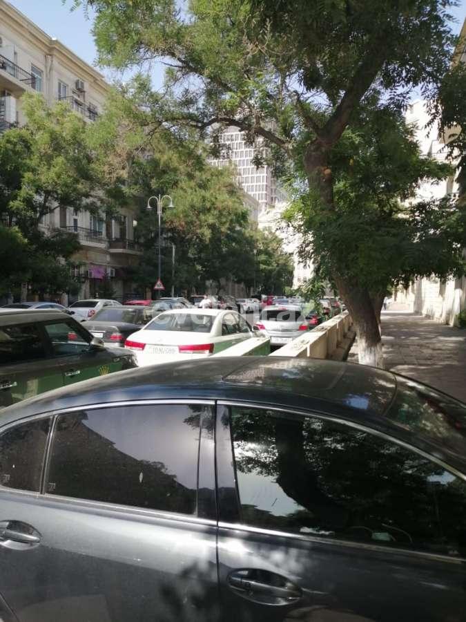 Sale, old building, 4 room, 120 m², Sahil m.