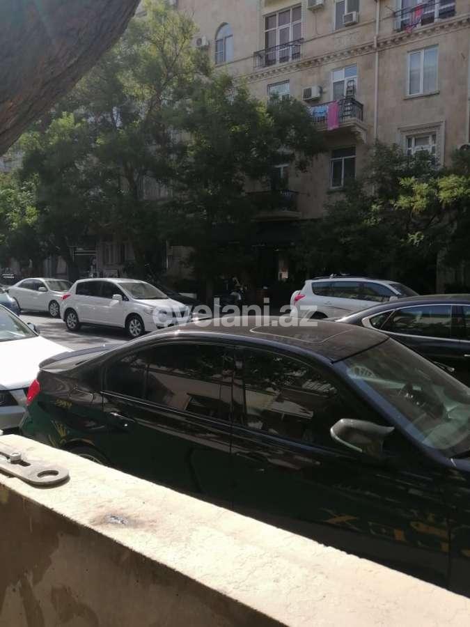 Sale, old building, 4 room, 120 m², Sahil m.