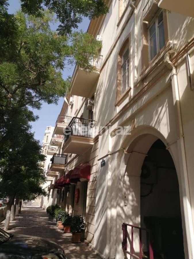 Sale, old building, 4 room, 120 m², Sahil m.