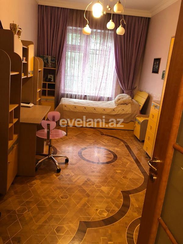 Satılır, köhnə tikili, 4 otaqlı, 150 m², Elmlər Akademiyası m.