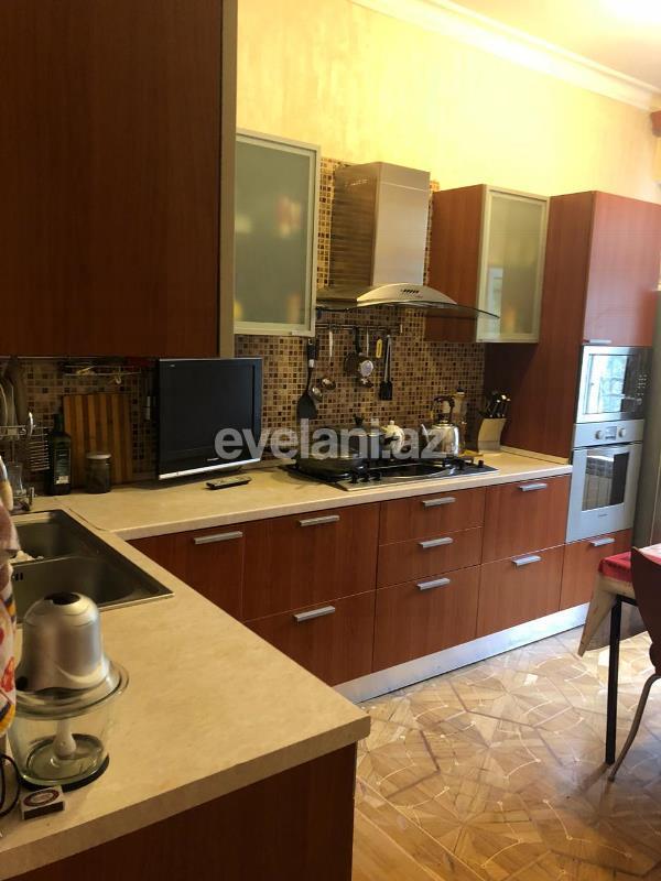 Satılır, köhnə tikili, 4 otaqlı, 150 m², Elmlər Akademiyası m.