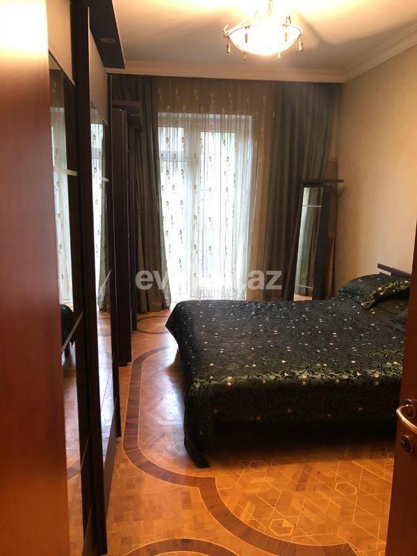 Satılır, köhnə tikili, 4 otaqlı, 150 m², Elmlər Akademiyası m.