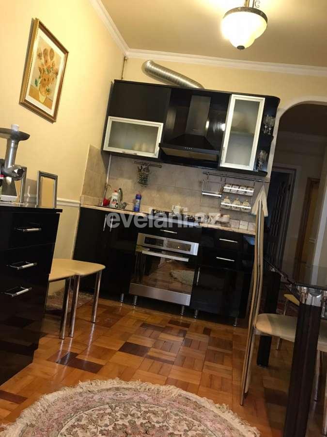 Satılır, köhnə tikili, 4 otaqlı, 140 m², Azadlıq prospekti m.