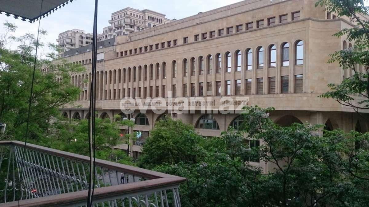 Продаётся, вторичка, 3-комнаты, 75 m², Элмляр Академиясы m.