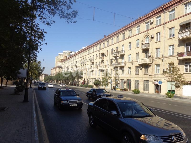 Sale, old building, 3 room, 67 m², Elmlar Akademiyası m.