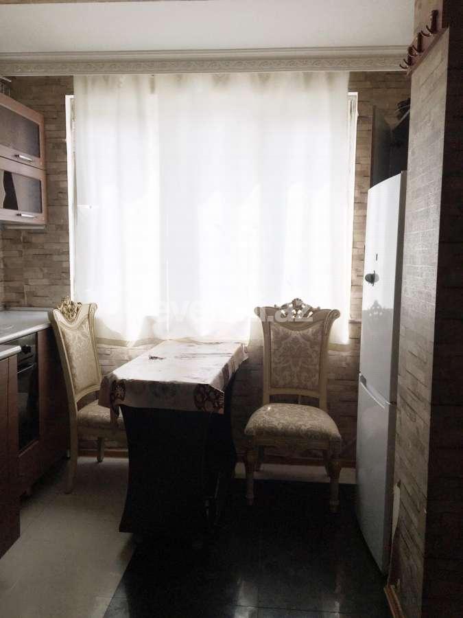 Rent, old building, 2 room, 57 m², Inshaatchilar m.