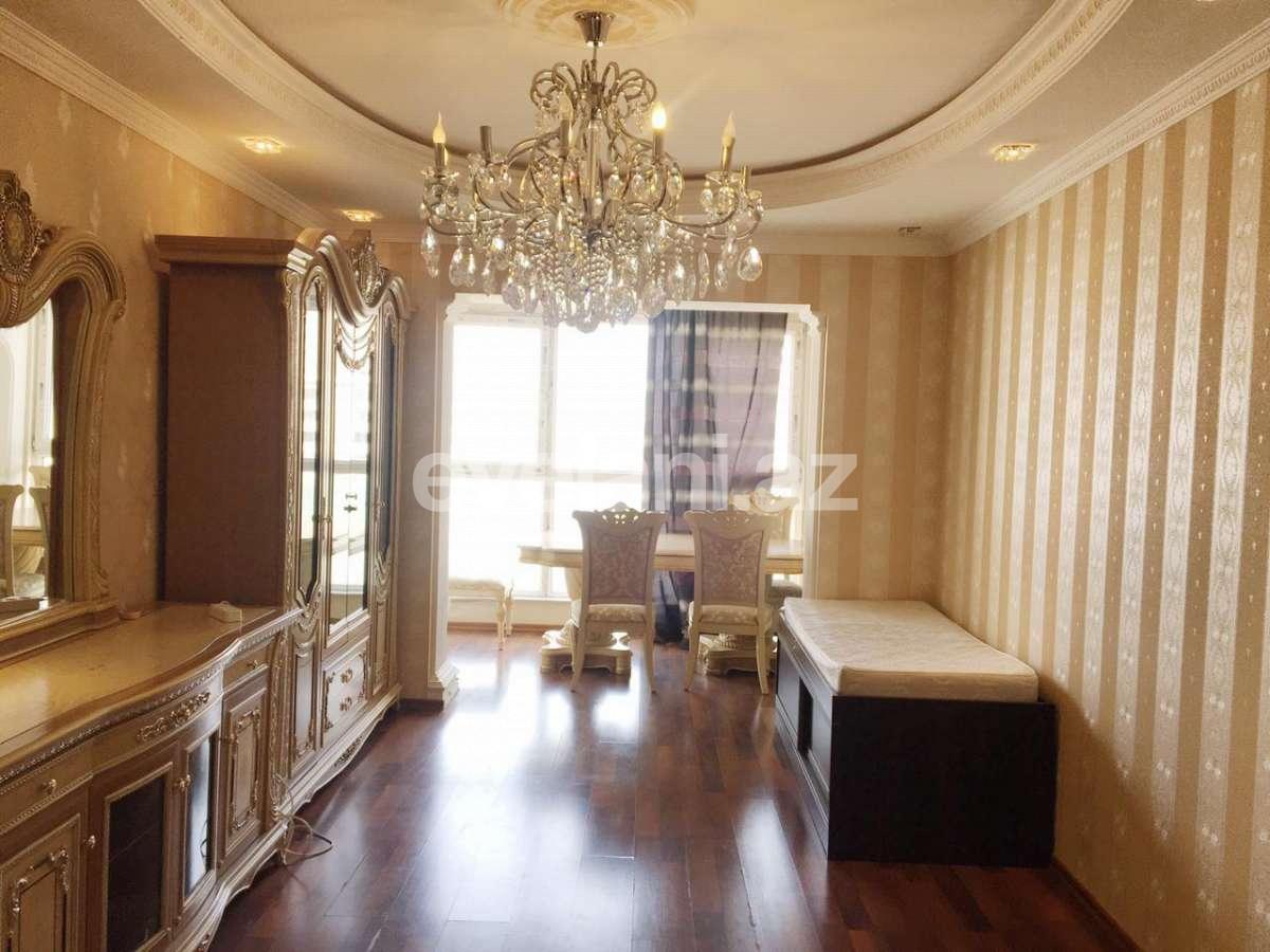 Rent, old building, 2 room, 57 m², Inshaatchilar m.