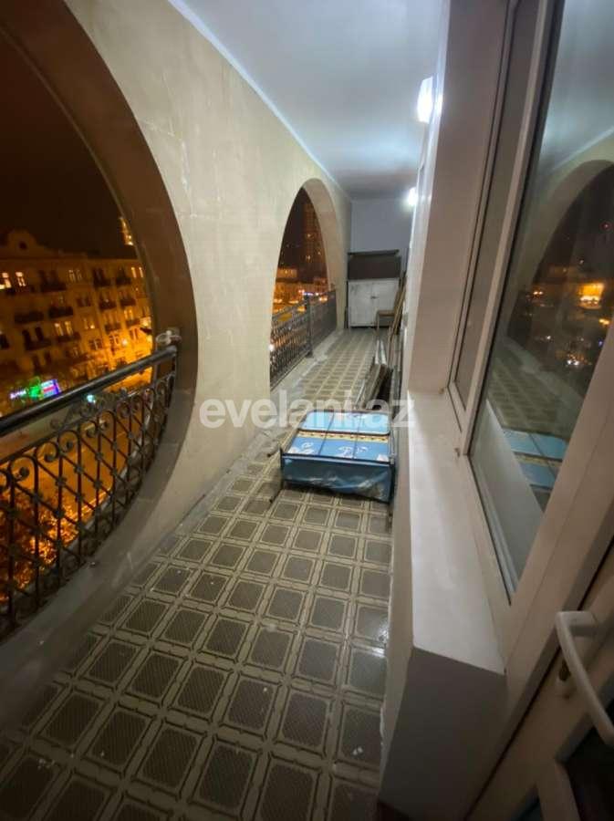 Sale, old building, 3 room, 70 m², Nizami m.