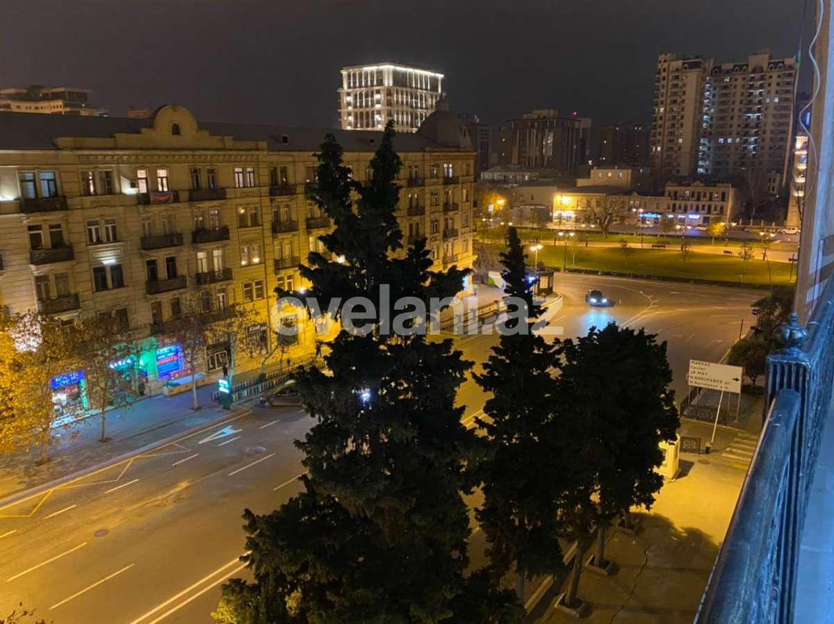 Sale, old building, 3 room, 70 m², Nizami m.