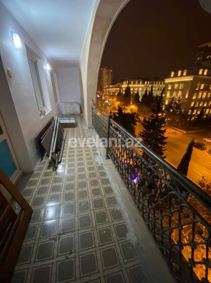 Sale, old building, 3 room, 70 m², Nizami m.