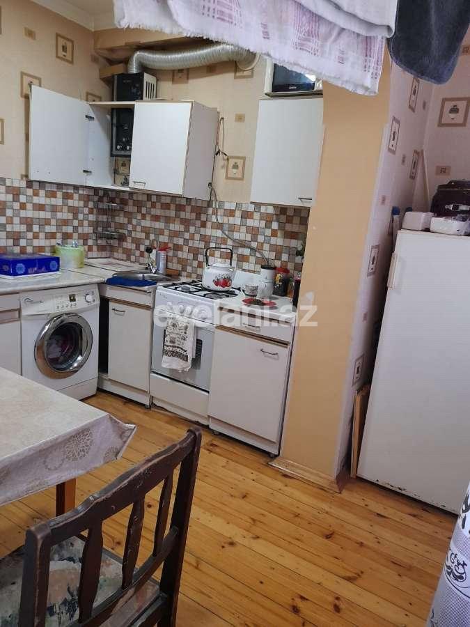 Sale, old building, 3 room, 70 m², Inshaatchilar m.