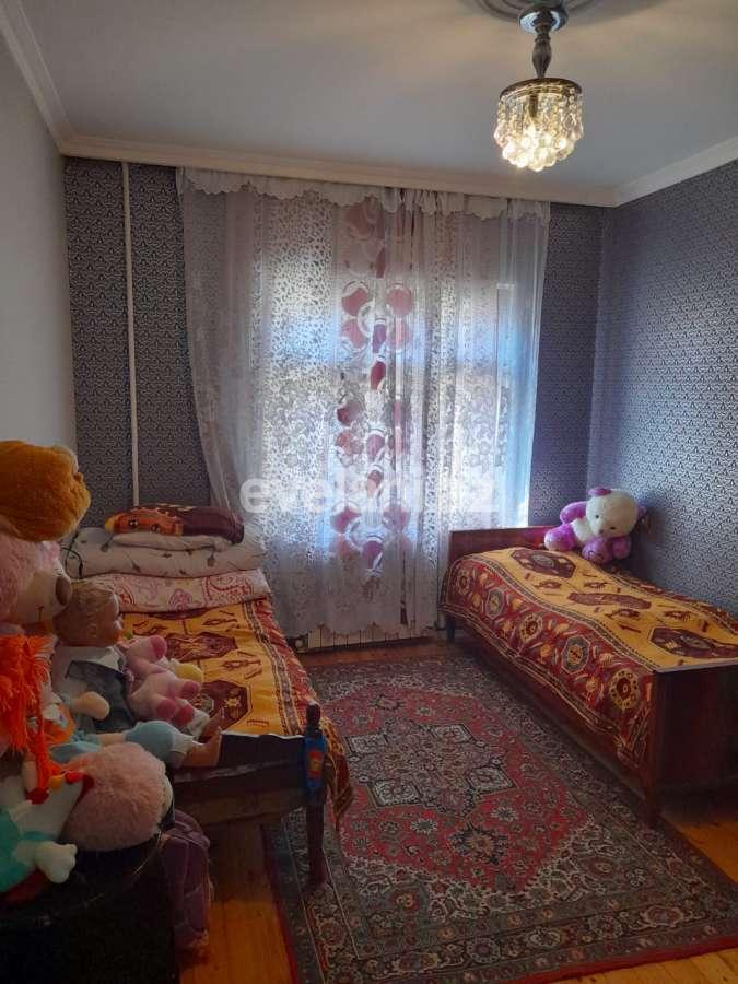 Sale, old building, 3 room, 70 m², Inshaatchilar m.