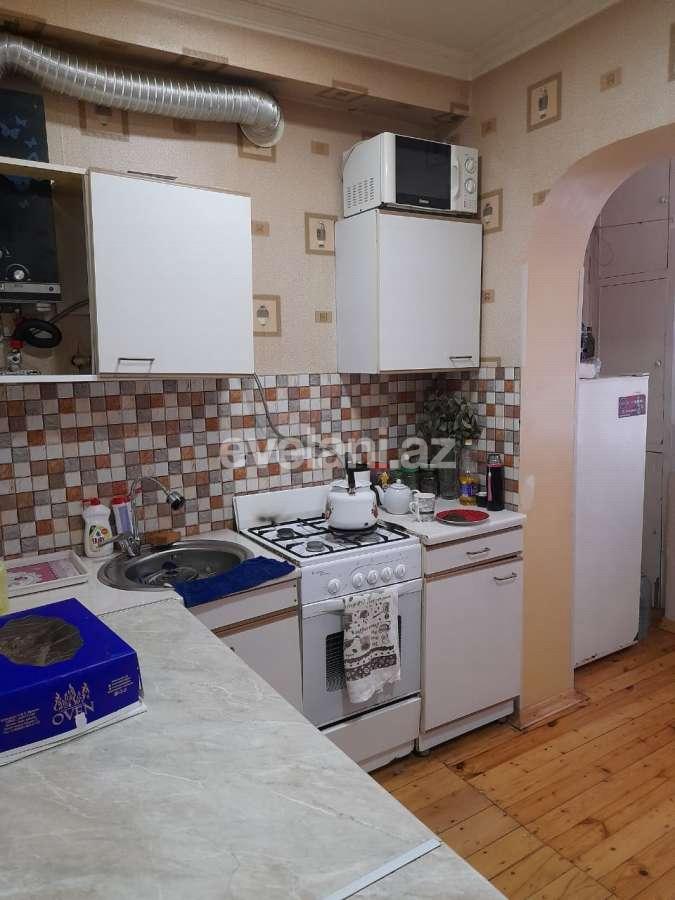 Sale, old building, 3 room, 70 m², Inshaatchilar m.