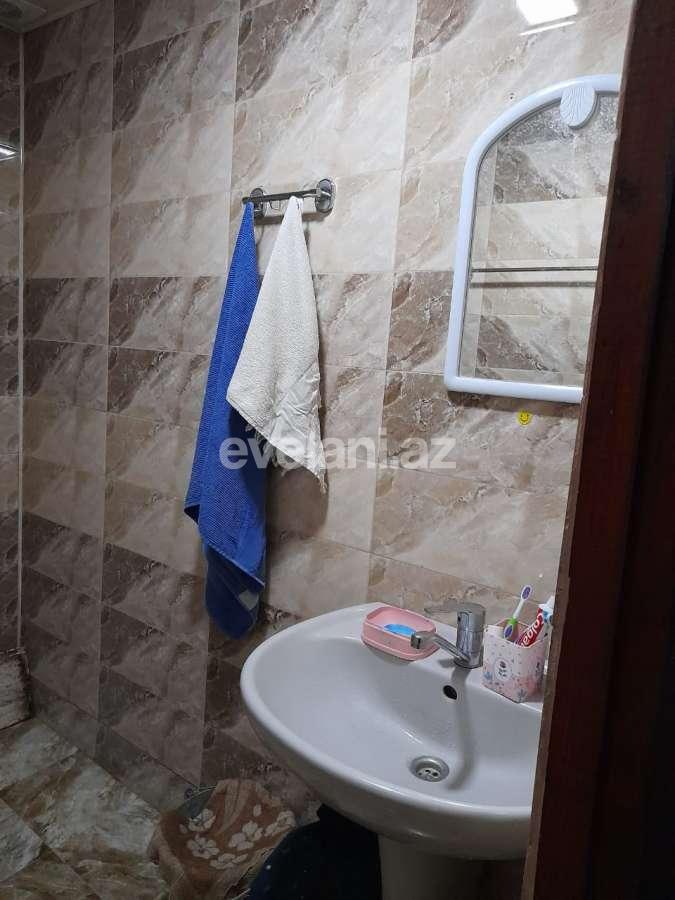 Sale, old building, 3 room, 70 m², Inshaatchilar m.