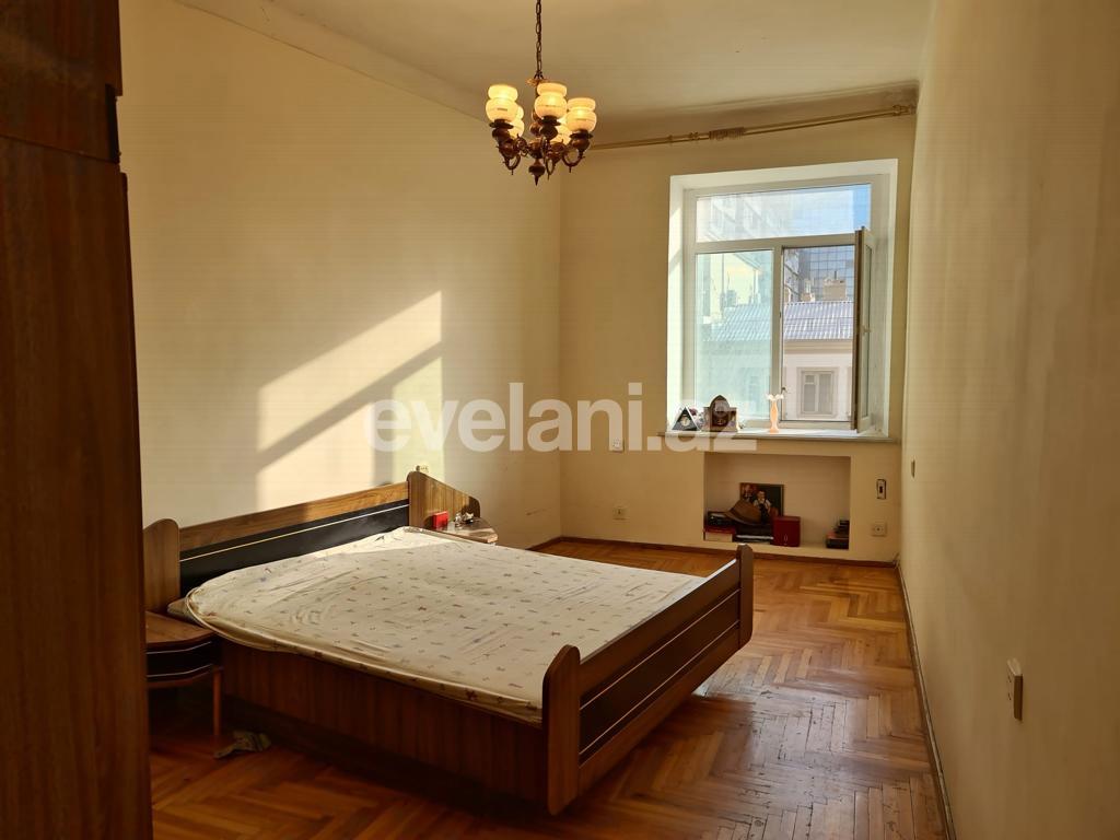 Sale, old building, 3 room, 90 m², Sahil m.