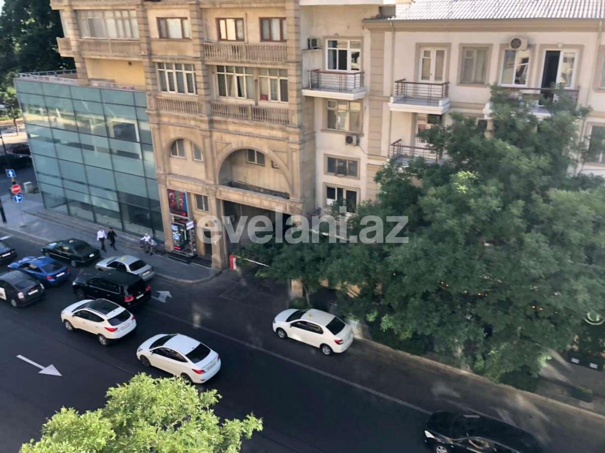 Sale, old building, 3 room, 90 m², Sahil m.