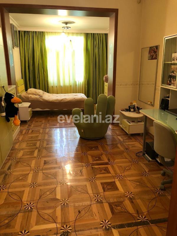 Satılır, köhnə tikili, 4 otaqlı, 150 m², İnşaatçılar m.