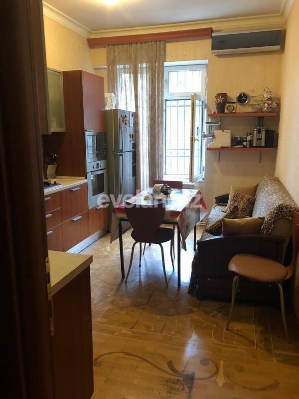 Satılır, köhnə tikili, 4 otaqlı, 150 m², İnşaatçılar m.