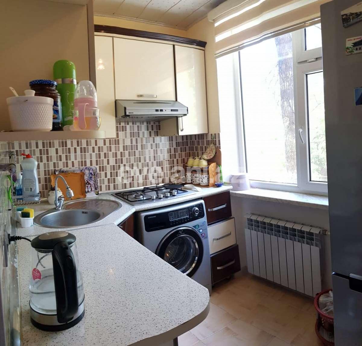 Satılır, köhnə tikili, 2 otaqlı, 60 m², Qara Qarayev m.