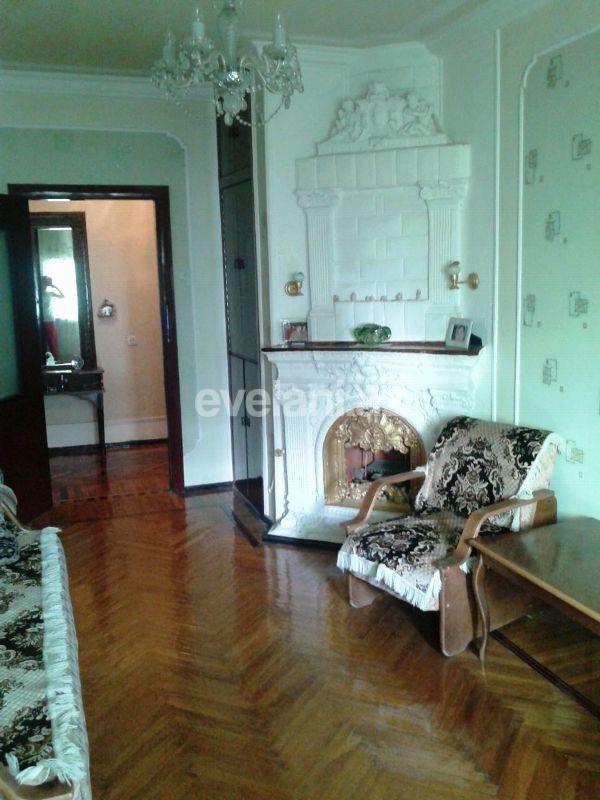 Satılır, köhnə tikili, 5 otaqlı, 105 m², Xalqlar Dostluğu m.