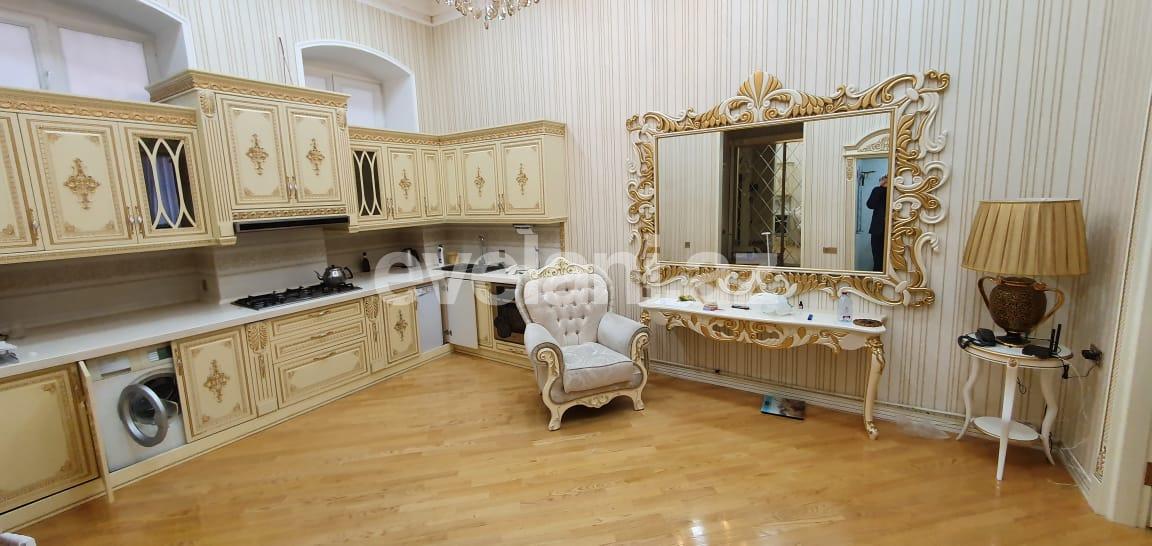 Rent, old building, 3 room, 110 m², Sahil m.