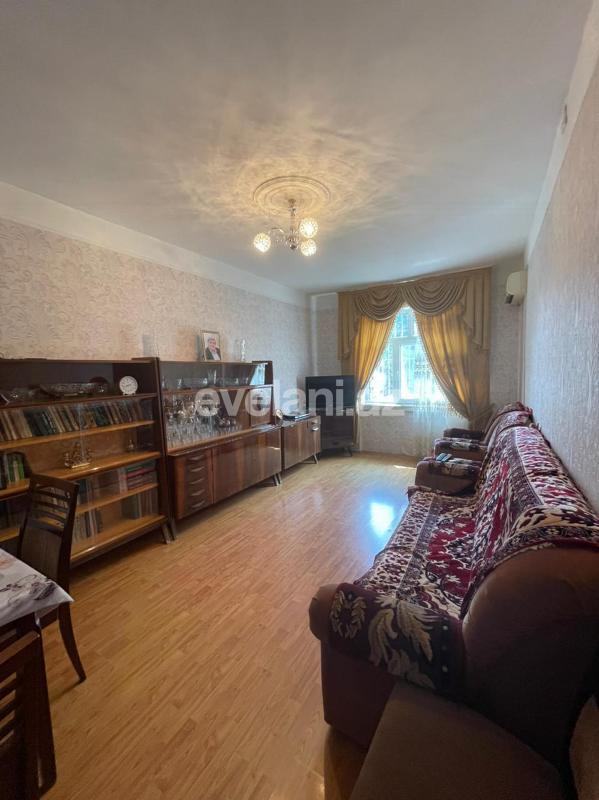 Sale, old building, 2 room, 45 m², Inshaatchilar m.