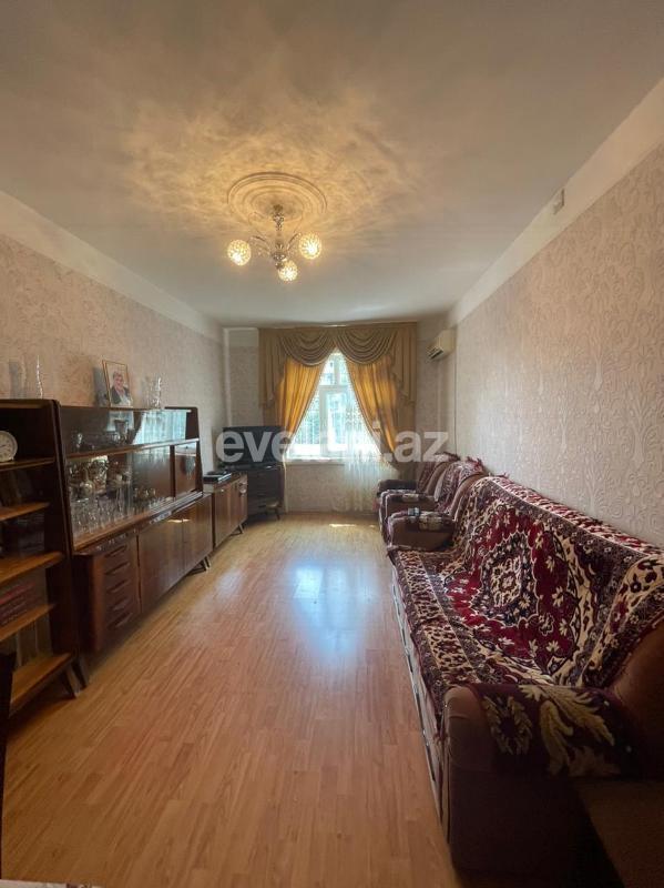 Sale, old building, 2 room, 45 m², Inshaatchilar m.