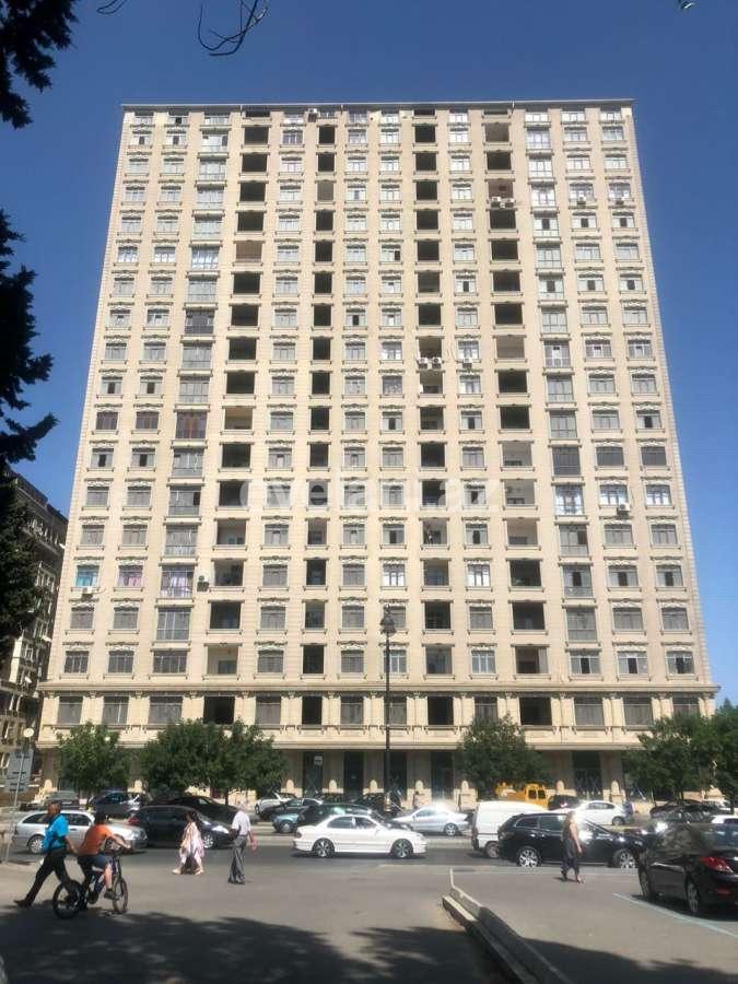 Satılır, yeni tikili, 1 otaqlı, 61 m², İnşaatçılar m.