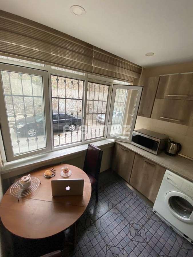 Sale, old building, 3 room, 75 m², Elmlar Akademiyası m.