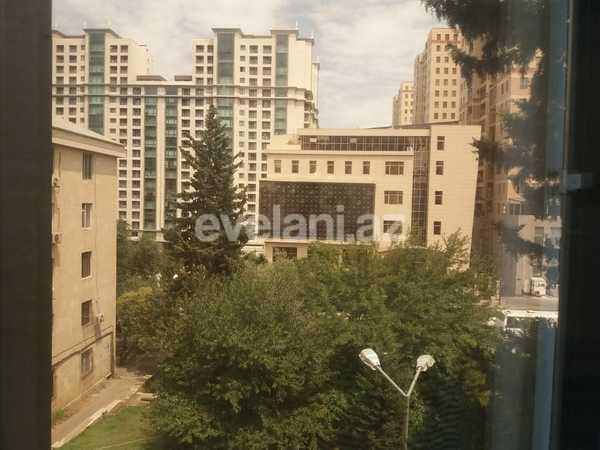 Satılır, köhnə tikili, 3 otaqlı, 65 m², İnşaatçılar m.