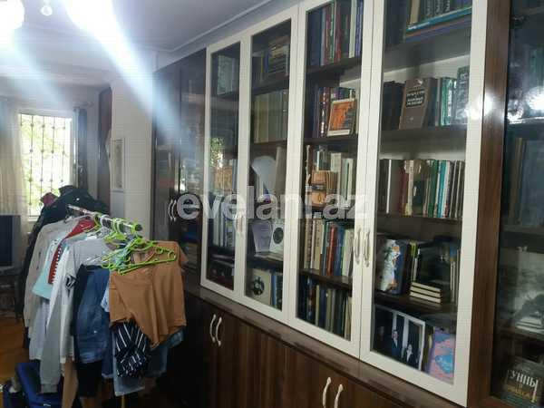 Satılır, köhnə tikili, 3 otaqlı, 65 m², İnşaatçılar m.