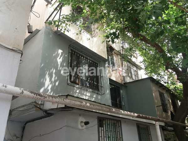 Satılır, köhnə tikili, 3 otaqlı, 65 m², İnşaatçılar m.