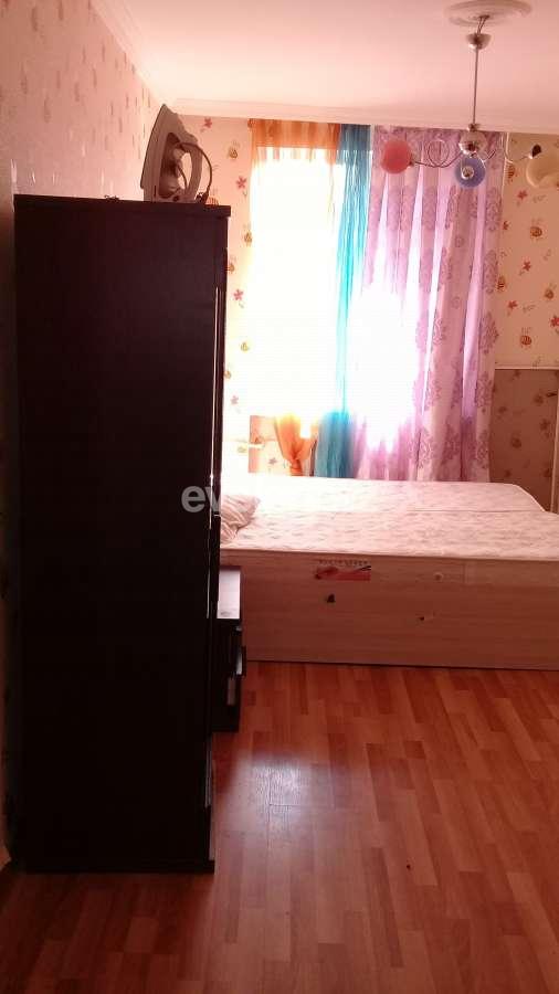 Rent, old building, 3 room, 65 m², Inshaatchilar m.