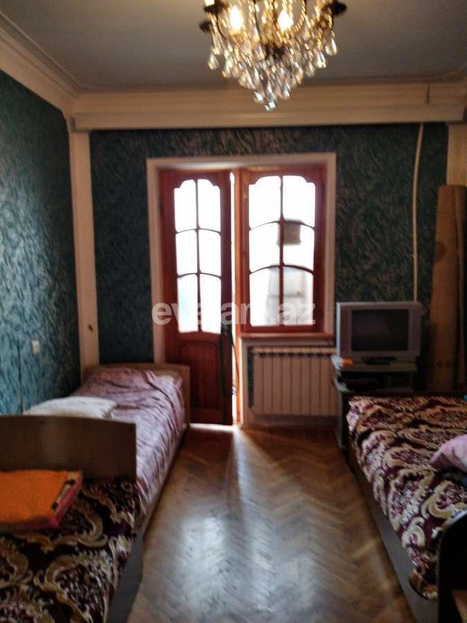 Sale, old building, 3 room, 90 m², 8 November m.