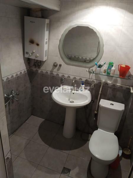 Sale, old building, 2 room, 40 m², Inshaatchilar m.