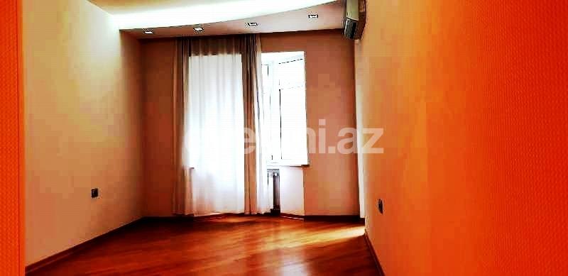 Kirayə verilir, yeni tikili, 3 otaqlı, 120 m², İnşaatçılar m.
