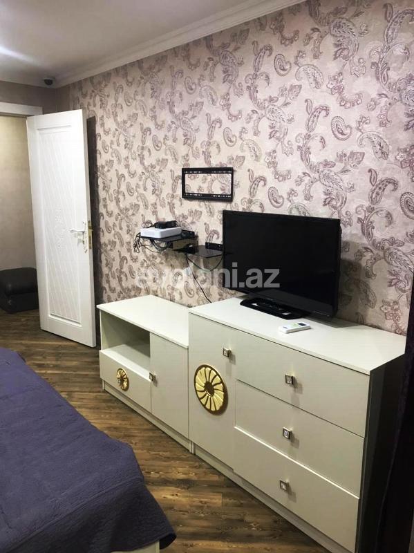 Rent, old building, 3 room, 74 m², Nizami m.