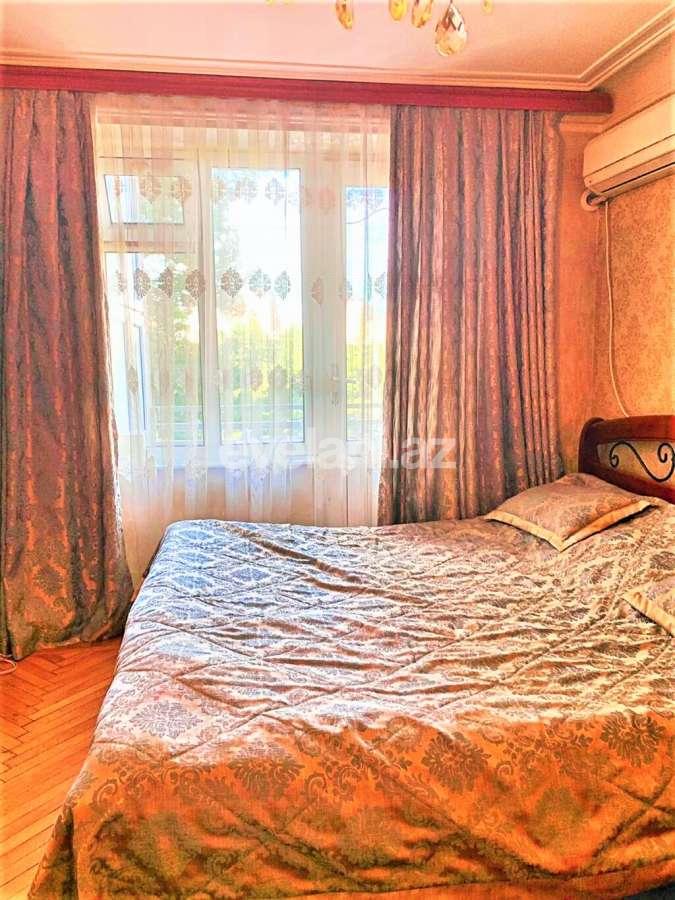 Sale, old building, 3 room, 70 m², Neftchilar m.