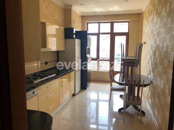 Kirayə verilir, yeni tikili, 3 otaqlı, 137 m², İnşaatçılar m.