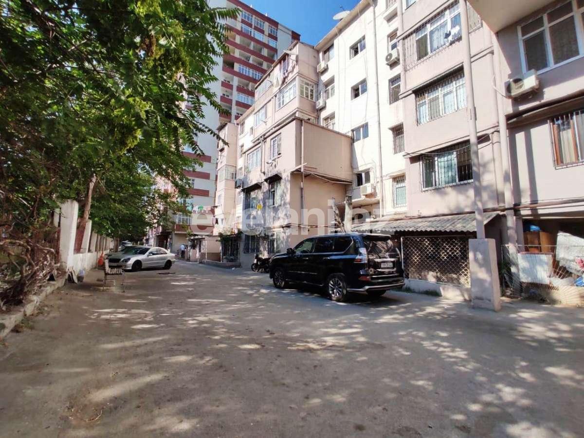 Sale, old building, 3 room, 75 m², Inshaatchilar m.