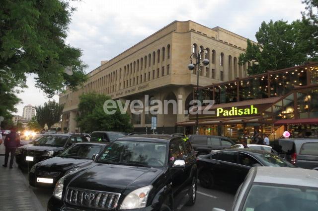 Satılır, köhnə tikili, 3 otaqlı, 72 m², Elmlər Akademiyası m.