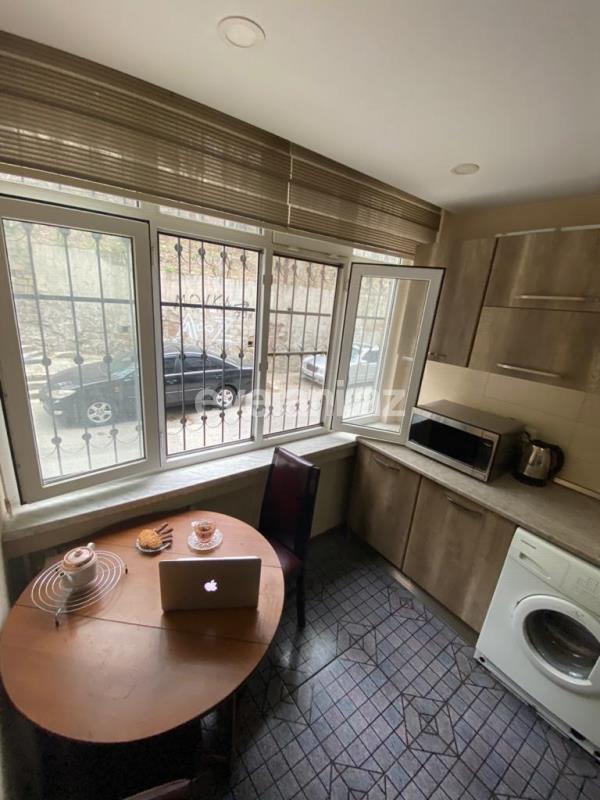 Satılır, köhnə tikili, 3 otaqlı, 76 m², Elmlər Akademiyası m.