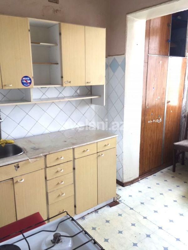 Satılır, köhnə tikili, 2 otaqlı, 70 m², İnşaatçılar m.