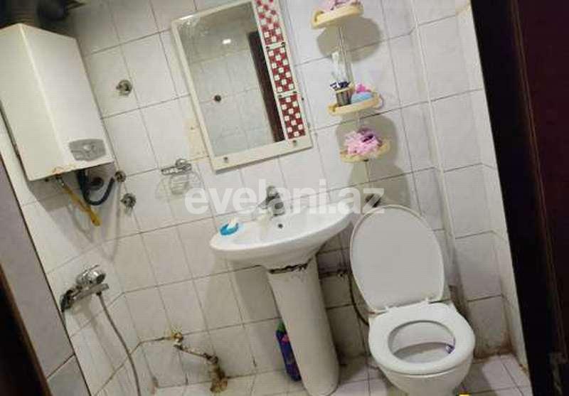 Satılır, köhnə tikili, 3 otaqlı, 70 m², Qara Qarayev m.