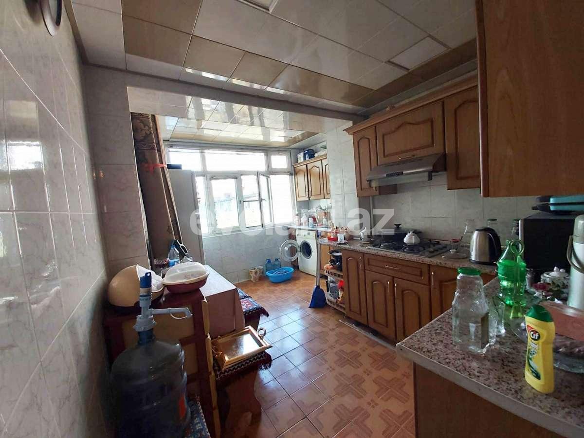 Sale, old building, 3 room, 75 m², Inshaatchilar m.