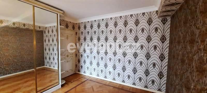 Sale, old building, 3 room, 105 m², Inshaatchilar m.
