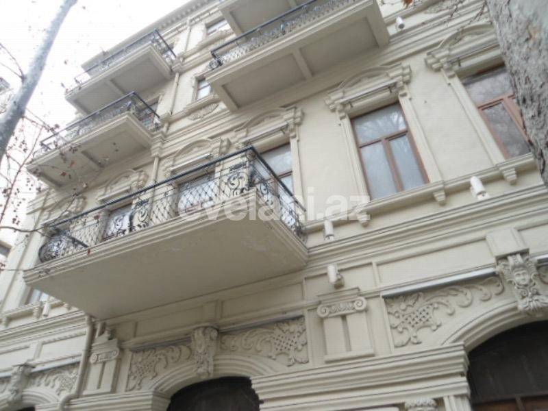 Sale, old building, 3 room, 110 m², Sabail r.