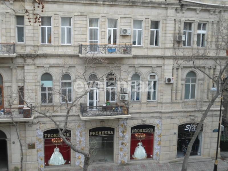 Sale, old building, 3 room, 110 m², Sabail r.