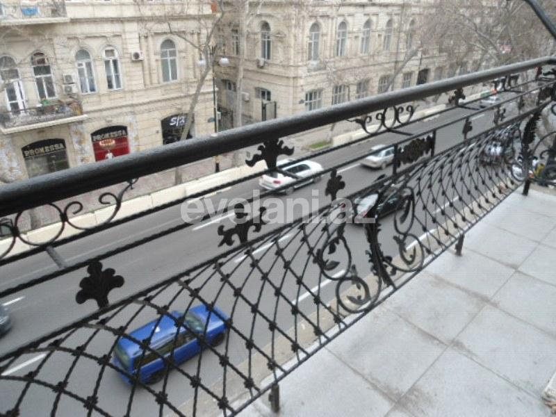 Sale, old building, 3 room, 110 m², Sabail r.